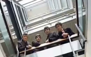 2分間でビートルズの全14枚のアルバムジャケット撮影を再現したAI動画.mp4_000000.430